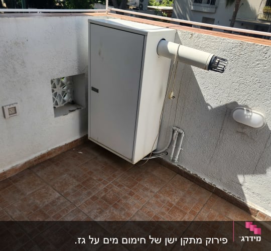 יחידת מיזוג אוויר עם צינור פליטה על קיר חיצוני